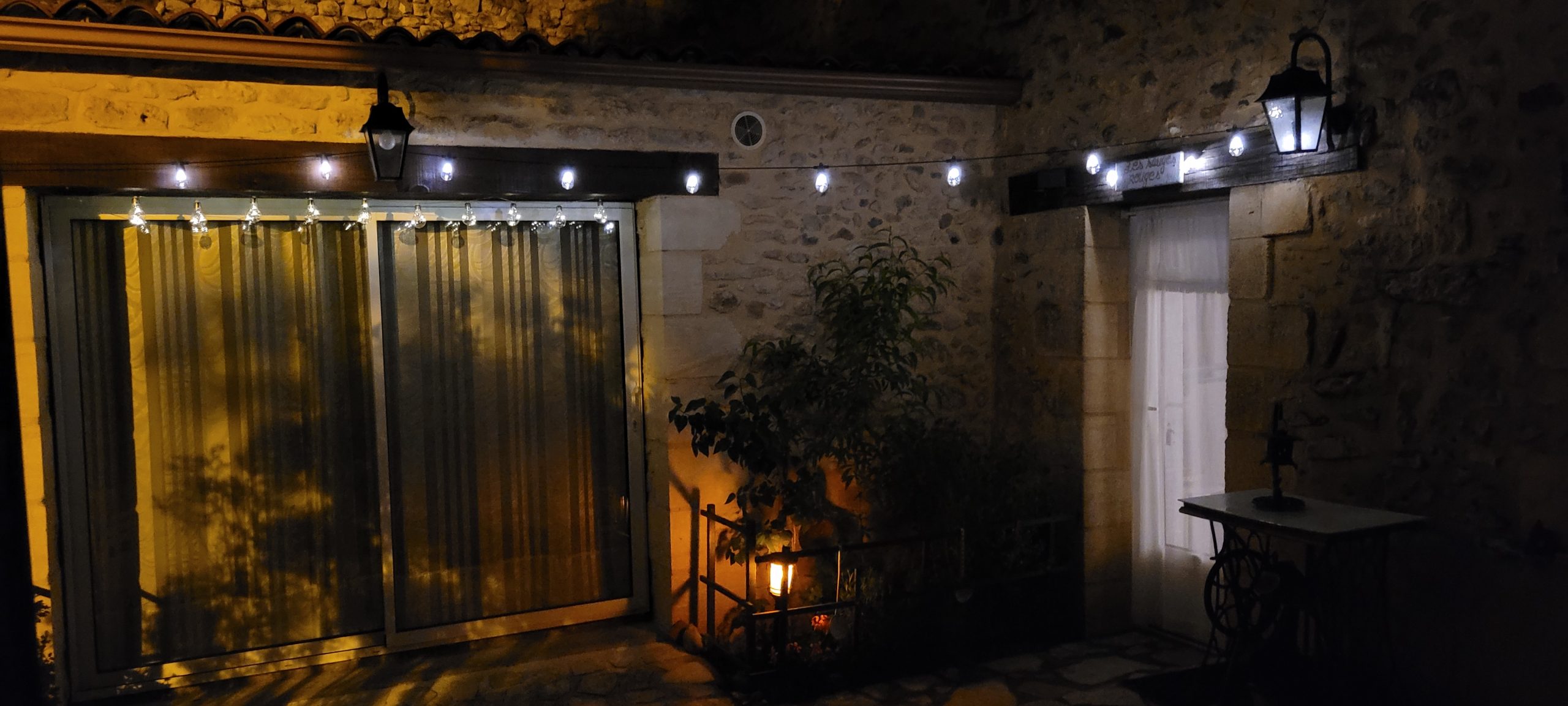 Le gîte Les Sauges Rouges à la tombée de la nuit